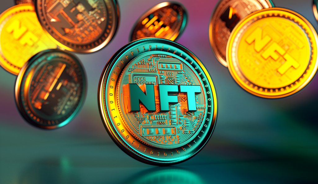 vista aproximada de moedas douradas de token nao fungiveis nft caindo em renderizacao em 3d