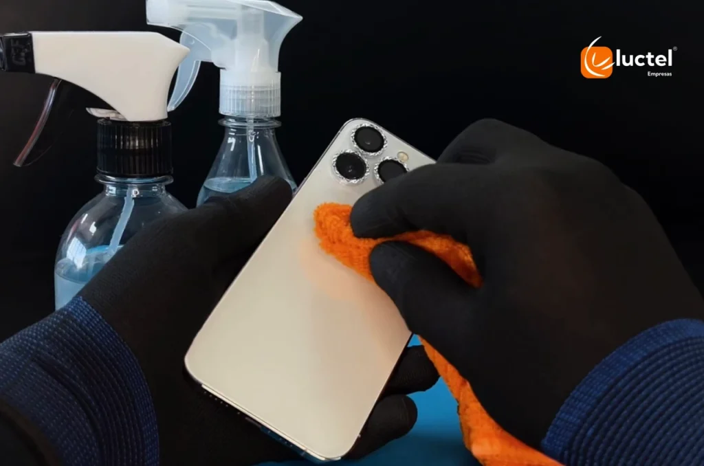 cleaning cell phone limpando celular