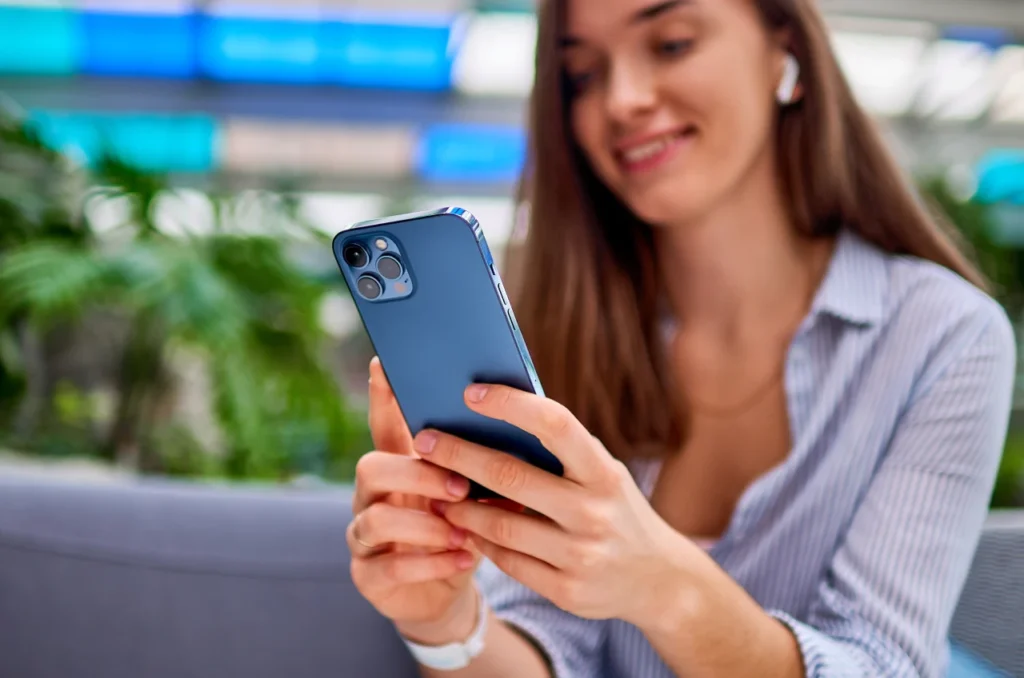 mulher usando smartphone de ultima geracao mulher usando smartphone de ultima geracao