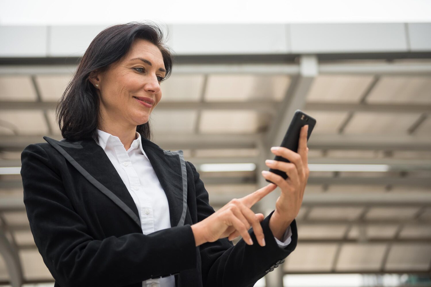 young woman using mobile phone 1048944 11563162