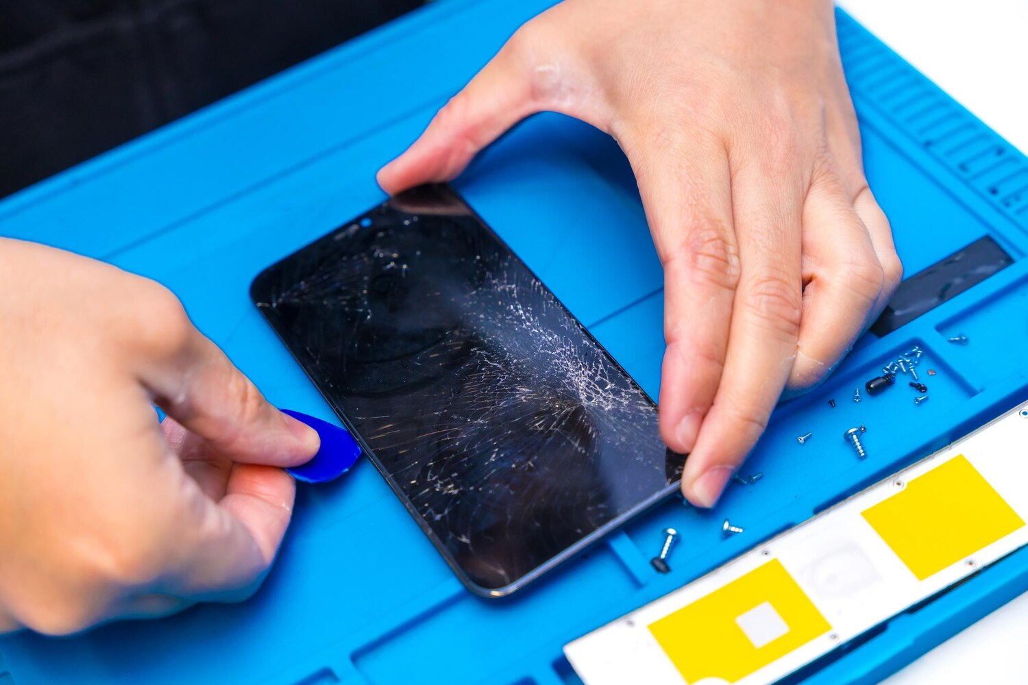 technician using pick open mobile phone 242111 36333